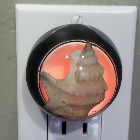 Night Light with Conch Shell Inside 3-D Style Vintage 2.25” Lucite Plug In - Picture 1 of 6